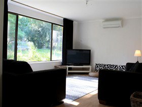 Clare Cottage On Wendouree - Accommodation in Brisbane 0