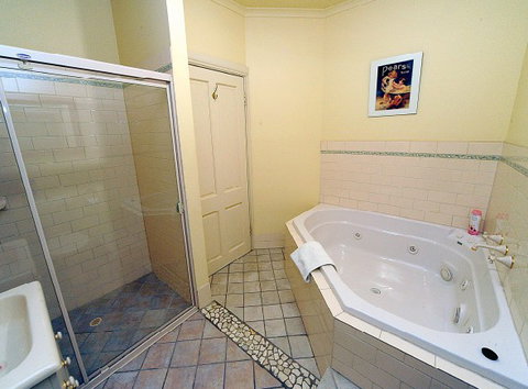 St Helens Cottages- Coach House - Accommodation in Brisbane 0