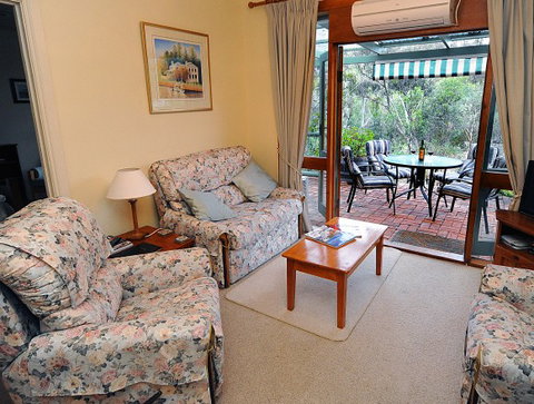 St Helens Cottages- Coach House - Accommodation in Brisbane 1