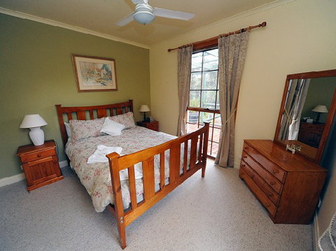 St Helens Cottages- Coach House - Accommodation in Brisbane 4