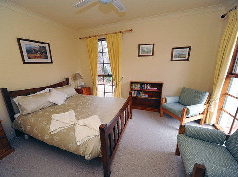 St Helens Cottages- Coach House - Accommodation in Brisbane 5