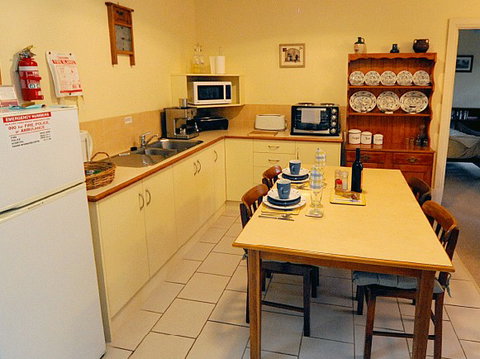 St Helens Cottages- Coach House - Accommodation in Brisbane 8