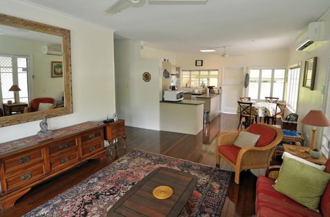 Cairns Holiday Homes Wilks House - Accommodation in Brisbane 1
