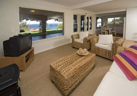 Absolute Waterfront At Hyams Beach - Elandra - Accommodation in Brisbane 4