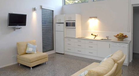 By The Beach B And B Holiday Apartments - Accommodation in Brisbane 1