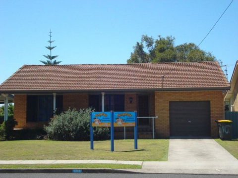 Aunty Mels Dog Friendly Holiday Cottage - Accommodation in Brisbane 0