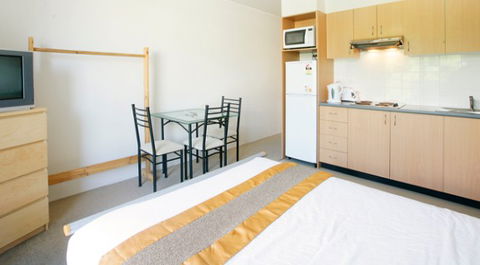 130 Carillon Avenue - Accommodation in Brisbane 4
