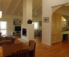 Moore Park Beach - Serenity Beach House - Accommodation in Brisbane 1