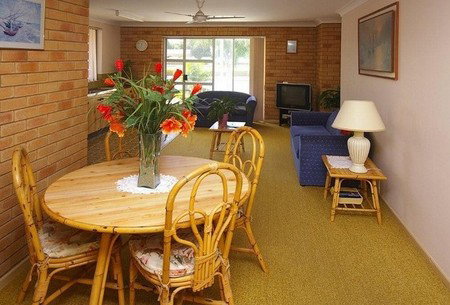 Beachlander Holiday Apartments - Accommodation in Brisbane 2