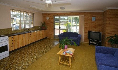 Beachlander Holiday Apartments - Accommodation in Brisbane 4