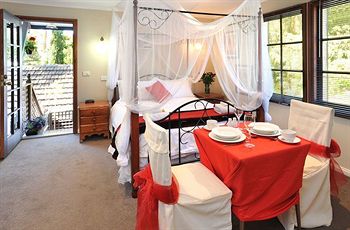 Holly Lodge - Accommodation in Brisbane 11