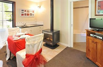 Holly Lodge - Accommodation in Brisbane 12