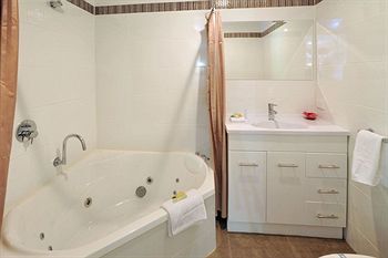 Holly Lodge - Accommodation in Brisbane 13