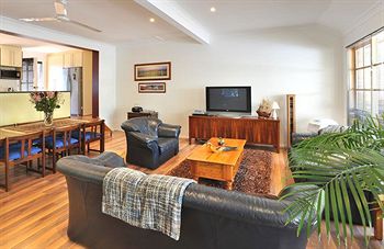 Holly Lodge - Accommodation in Brisbane 28