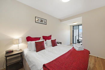 Docklands Private Collection Of Apartments - NewQuay - Accommodation in Brisbane 10