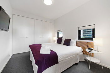 Docklands Private Collection Of Apartments - NewQuay - Accommodation in Brisbane 11