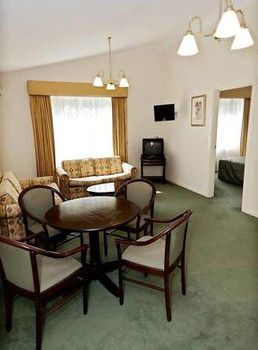Elizabethan Lodge - Accommodation in Brisbane 18