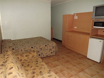 Palm Court Budget Motel Hostel/Backpackers - Accommodation in Brisbane 4