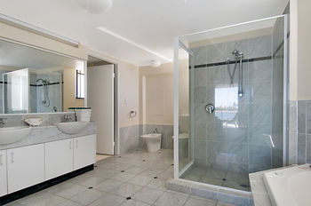 Windward Passage Holiday Apartments - Accommodation in Brisbane 15