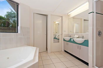 Windward Passage Holiday Apartments - Accommodation in Brisbane 32