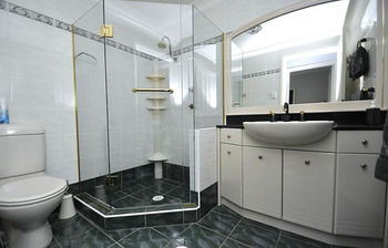 Kingsford 12 Shaw Furnished Apartment - Accommodation in Brisbane 0