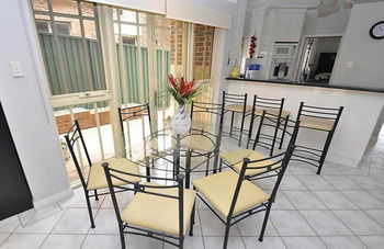 Kingsford 12 Shaw Furnished Apartment - Accommodation in Brisbane 3