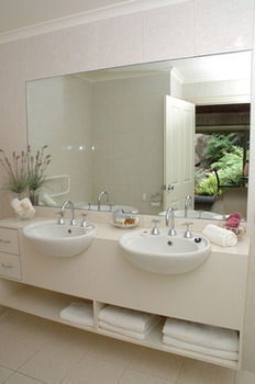 Myers Creek Cascades Luxury Cottages - Accommodation in Brisbane 9