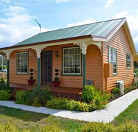Grand Ole Topiary Cottage - Accommodation in Brisbane
