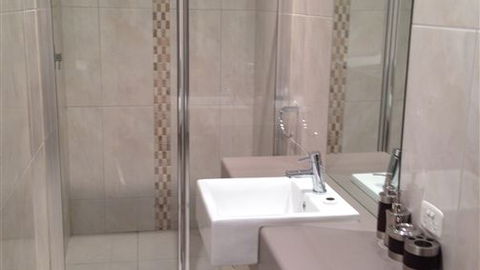 Cypress Drive Townhouse - Accommodation in Brisbane 4