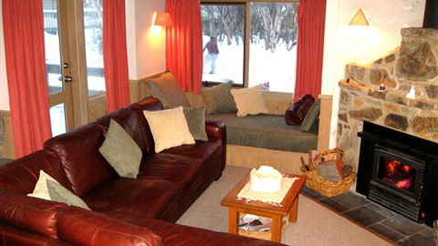 Wallace's - Crystal Creek Chalet 1 - Accommodation in Brisbane 2