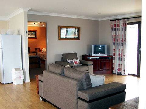 Elm Cottage - Tumut - Accommodation in Brisbane 1