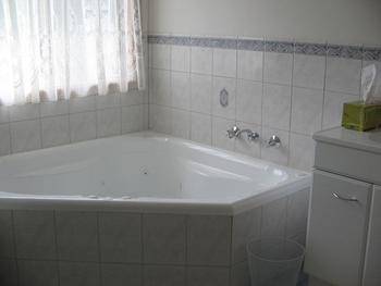 Macburn Self Contained Cottages, Dog Friendly - Accommodation in Brisbane 0
