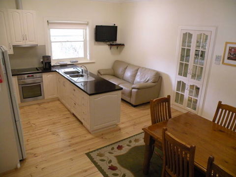 MacDonnell House (Naracoorte Cottages) - Accommodation in Brisbane 2