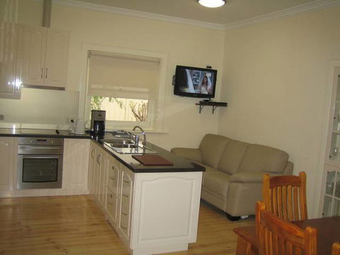 MacDonnell House (Naracoorte Cottages) - Accommodation in Brisbane 3