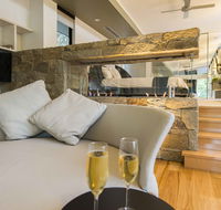 The Feathered Nest - Luxury Wildlife Retreat - Accommodation in Brisbane