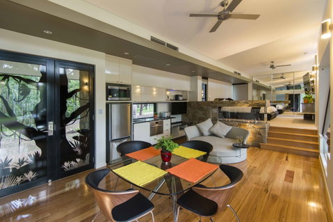 The Feathered Nest - Luxury Wildlife Retreat - Accommodation in Brisbane 2