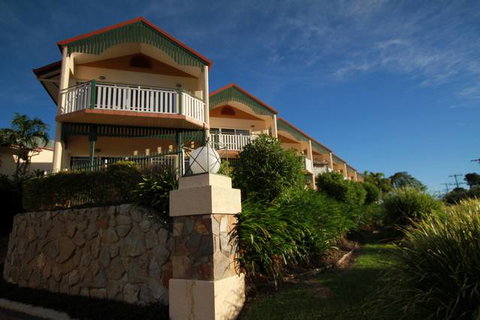 Tinaroo Lake Resort - Holiday Apartments - Accommodation in Brisbane 3