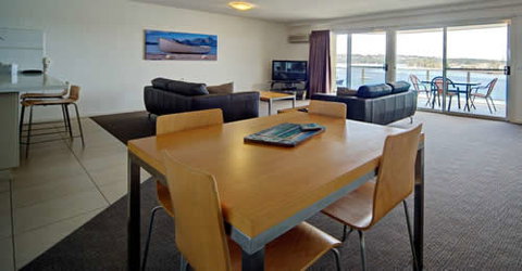 Albacore Luxury Holiday Apartments - Accommodation in Brisbane 6