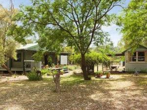 Red Tractor Retreat - Accommodation in Brisbane 0