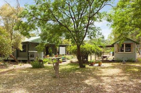 Red Tractor Retreat - Accommodation in Brisbane 1