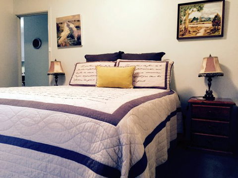 Pizzini's Vineyard Guesthouse - Accommodation in Brisbane 1