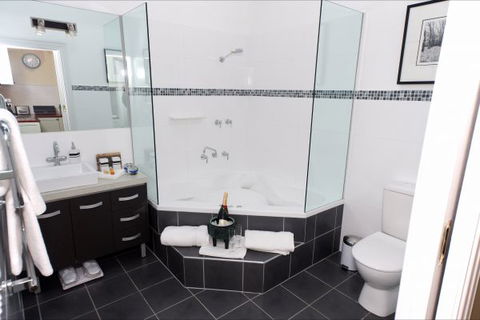 Mirkwood Forest Self-Contained Spa Cottages - Accommodation in Brisbane 9