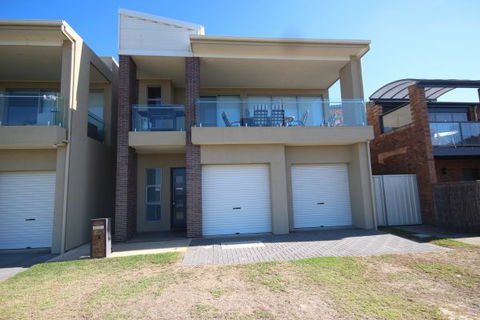 LJ Hooker Goolwa Holiday Rentals - 42 Underwood Avenue, Goolwa Beach - Accommodation in Brisbane 3