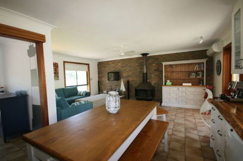 LJ Hooker Goolwa Holiday Rentals - 15 Eaton Avenue, Goolwa Beach - Accommodation in Brisbane 1