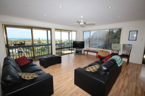 LJ Hooker Goolwa Holiday Rentals - 39 Bradford Road, Goolwa Beach - Accommodation in Brisbane 0