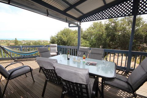 LJ Hooker Goolwa Holiday Rentals - 39 Bradford Road, Goolwa Beach - Accommodation in Brisbane 1