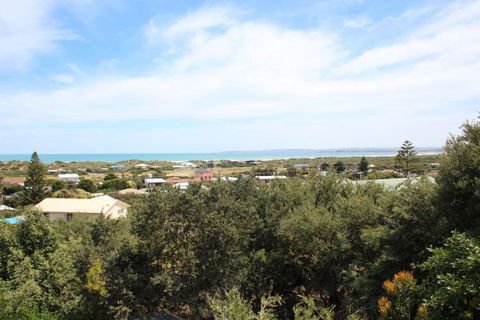 LJ Hooker Goolwa Holiday Rentals - 39 Bradford Road, Goolwa Beach - Accommodation in Brisbane 2