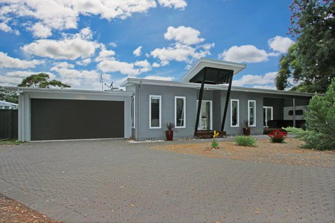 Poolside - Accommodation in Brisbane 0