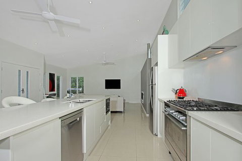Poolside - Accommodation in Brisbane 2