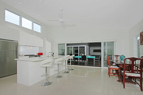 Poolside - Accommodation in Brisbane 3